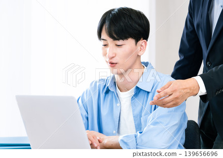 一位年輕人正在接受老闆的指示 139656696