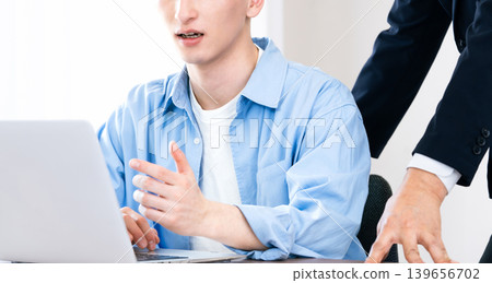 一位年輕人正在接受老闆的指示 139656702
