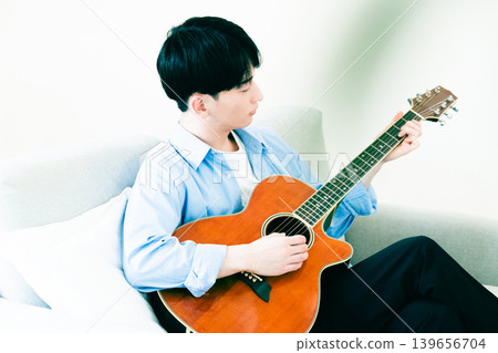 彈吉他的男人 139656704