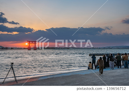 View of the red torii gates of Benten Island before sunset in Hamamatsu City (Shizuoka Prefecture) 139656712