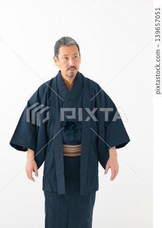身穿和服的老者 139657051