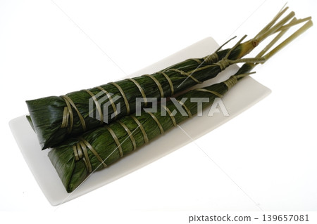 白色背景上的日式點心:千卷 白色背景上的日式點心:千卷 139657081