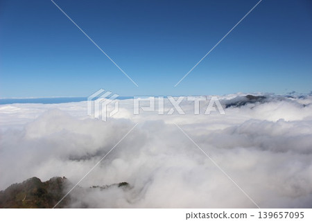從位於愛媛郡的日本西部最高峰石槌山上望去，龜森山脈籠罩在一片雲海之中。 139657095