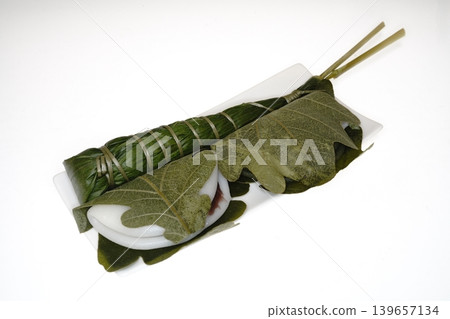 白色背景上的日式點心:千卷 白色背景上的日式點心:千卷 139657134