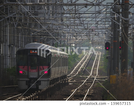 火車和架空線路桿 火車和架空線路桿 139657315