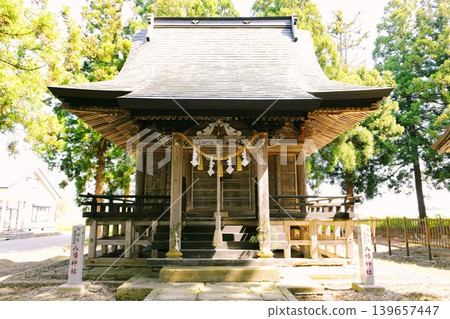 [Ugo Town: The main hall (worship hall) of the Hachiman Shrine, a Ugo Town-designated Important Cultural Property, located within the grounds of the Miwa Shrine, a nationally designated Important Cultural Property] 139657447