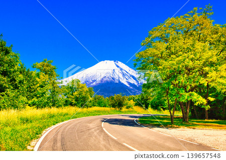 由美麗的歐洲公路和富士山合成的圖片。 由美麗的歐洲公路和富士山合成的圖片。 139657548