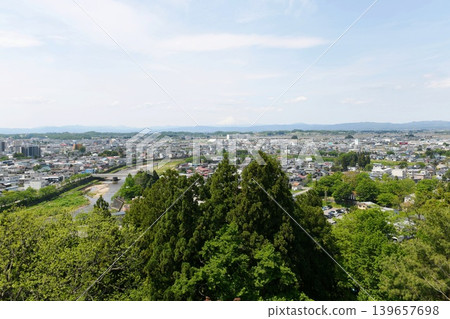 [View of Mt. Chokai to the southwest from the observation room on the top floor of the replica castle tower "Yokote Castle (Local History Museum)" in Yokote Park, Yokote City] 139657698