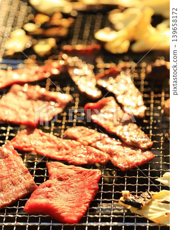 在烘焙機中烤製的多汁豪華烤肉 在烘焙機中烤製的多汁豪華烤肉 139658172