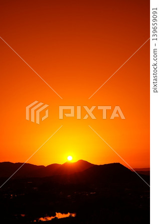 在飛鳥村,夕陽西下,映照著二上山的美景。 在飛鳥村,夕陽西下,映照著二上山的美景。 139659091
