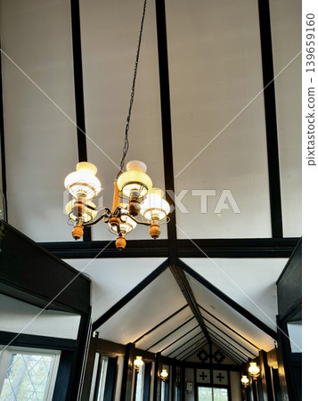 復古現代風格的室內設計,搭配古董燈具。 復古現代風格的室內設計,搭配古董燈具。 139659160