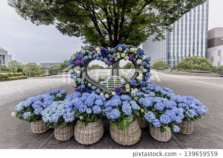 A cluster of tiny flowers, shrouded in purple, blue, and red mist, perfectly suited to the rain, will blossom into a magnificent flower. A cluster of tiny flowers, shrouded in purple, blue, and red mist, perfectly suited to the rain, will blossom into a magnificent flower. 139659559