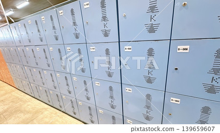 更衣室的場景，一排排藍色置物櫃。 139659607