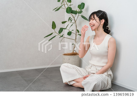 一位笑容燦爛的亞洲女性,開懷大笑,笑聲爽朗。 一位笑容燦爛的亞洲女性,開懷大笑,笑聲爽朗。 139659619