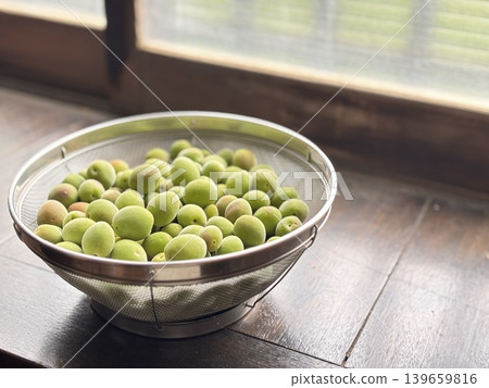 Plum preparation: Fresh plums 139659816
