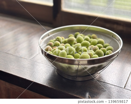 Plum preparation: Fresh plums 139659817