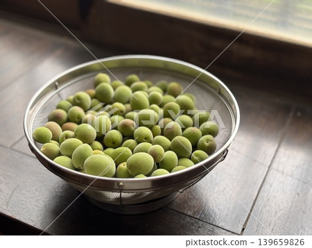 Plum preparation: Fresh plums 139659826