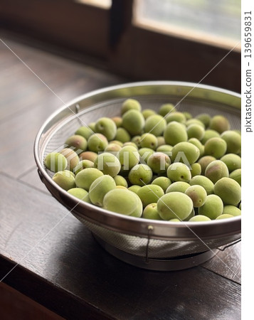 Plum preparation: Fresh plums 139659831