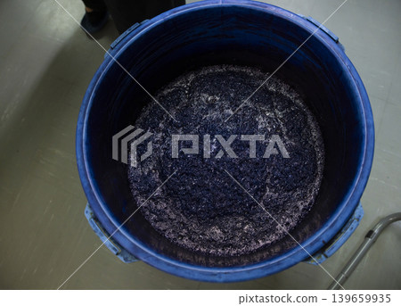 盛裝靛藍染料溶液的容器 盛裝靛藍染料溶液的容器 139659935