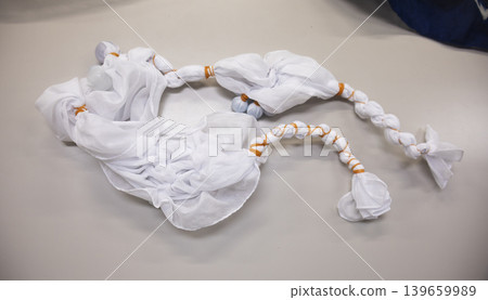 The process of preparing for dyeing by creating patterns with rubber bands. The process of preparing for dyeing by creating patterns with rubber bands. 139659989