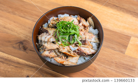 烤鯖魚飯,配上鯖魚絲和紫蘇葉,盛於木桌上。 烤鯖魚飯,配上鯖魚絲和紫蘇葉,盛於木桌上。 139660133