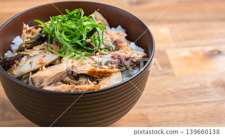 烤鯖魚飯,配上鯖魚絲和紫蘇葉,盛於木桌上。 烤鯖魚飯,配上鯖魚絲和紫蘇葉,盛於木桌上。 139660138