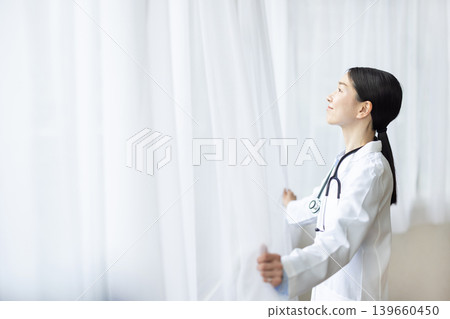 一位身穿白大褂的日本女醫生拉開了簾子。 139660450