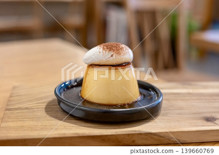 Rich pudding to enjoy at a cafe 139660769