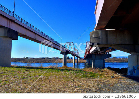 Standing beside the stream, I looked up at the bridge girders and piers of the Tōsui Bridge. Standing beside the stream, I looked up at the bridge girders and piers of the Tōsui Bridge. 139661000