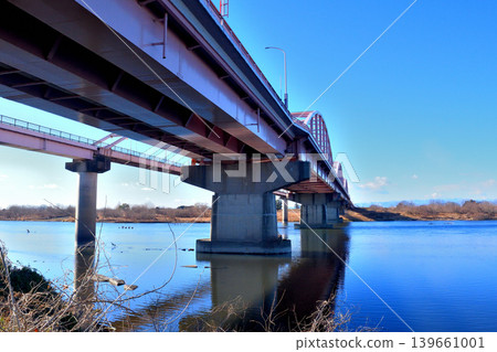 Standing beside the stream, I looked up at the bridge girders and piers of the Tōsui Bridge. Standing beside the stream, I looked up at the bridge girders and piers of the Tōsui Bridge. 139661001