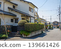 日本寧靜的住宅街景：修剪整齊的樹籬和湛藍的天空營造出寧靜的日常生活。 139661426