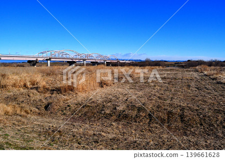 從右岸下游河床看到橫跨利根川的富水大橋 139661628