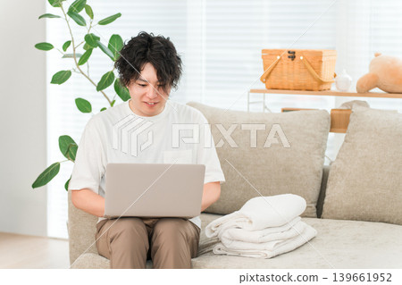 Single fathers who work or do housework from home (freelancers, remote workers, on parental leave) 139661952