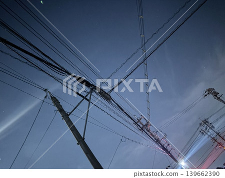 午夜時分,電線的輪廓清晰可見 午夜時分,電線的輪廓清晰可見 139662390