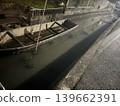 漂浮在混凝土襯砌水道上的船隻 139662391