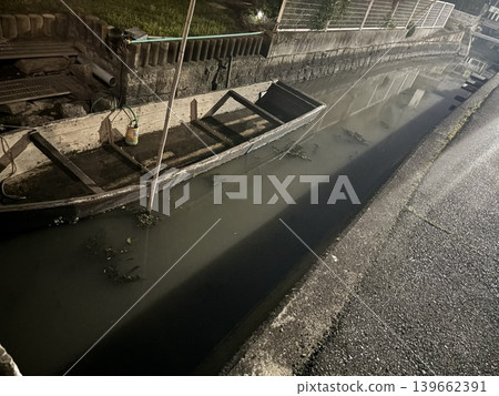 漂浮在混凝土襯砌水道上的船隻 139662391
