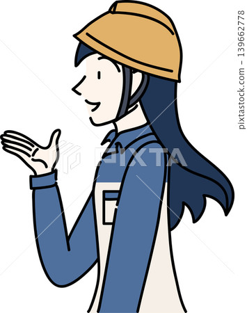 戴著安全帽、穿著工作服的女工的側面圖。 139662778