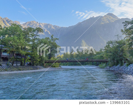 Morning view of Kappa Bridge in Kamikochi and the Hotaka mountain range Morning view of Kappa Bridge in Kamikochi and the Hotaka mountain range 139663101