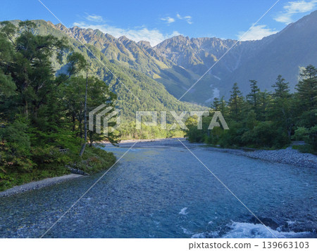 Morning view of the Hotaka mountain range from Kappa Bridge in Kamikochi 139663103