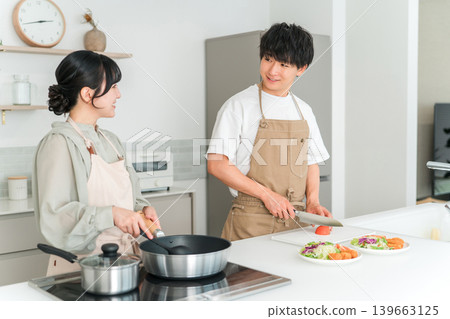 一對年輕的亞洲夫婦在廚房做飯 一對年輕的亞洲夫婦在廚房做飯 139663125