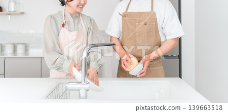 一對亞洲好朋友男女在我家的廚房裡一起做家務和洗碗時聊天 139663518