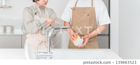A couple arguing or fighting in the kitchen. 139663521