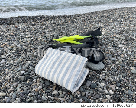 flippers and mask for diving near the towel on the beach flippers and mask for diving near the towel on the beach 139663627