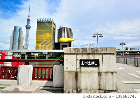 從隅田川露台眺望東京晴空塔和吾妻橋 從隅田川露台眺望東京晴空塔和吾妻橋 139663745