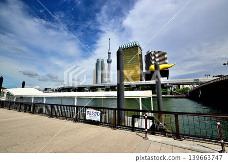 從隅田川露台眺望東京晴空塔和吾妻橋 從隅田川露台眺望東京晴空塔和吾妻橋 139663747