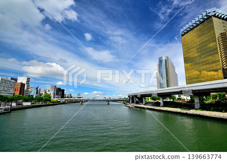 從隅田川露台眺望東京晴空塔和吾妻橋 從隅田川露台眺望東京晴空塔和吾妻橋 139663774