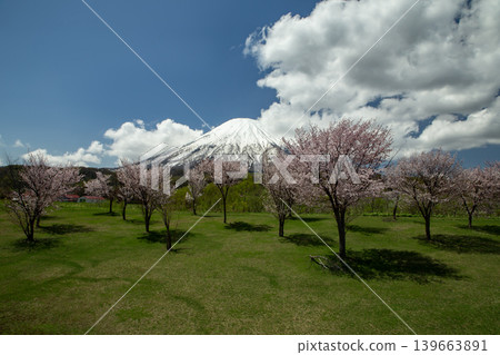 Yotei mountain in early spring 139663891