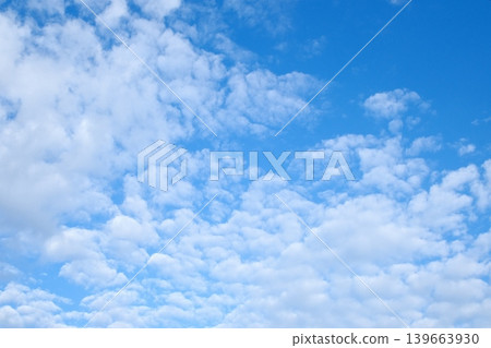 背景圖片為廣闊的捲積雲和白色薄雲，映襯著蔚藍的天空。 139663930