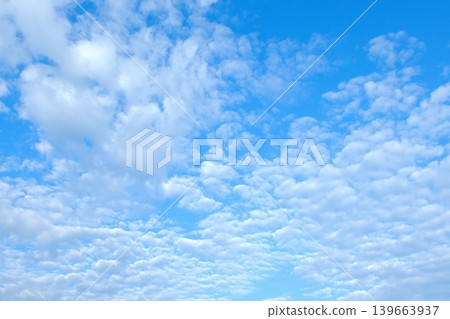 背景圖片為廣闊的捲積雲和白色薄雲，映襯著蔚藍的天空。 139663937