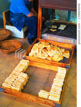 A scene from the production of handmade rice crackers. 139664048